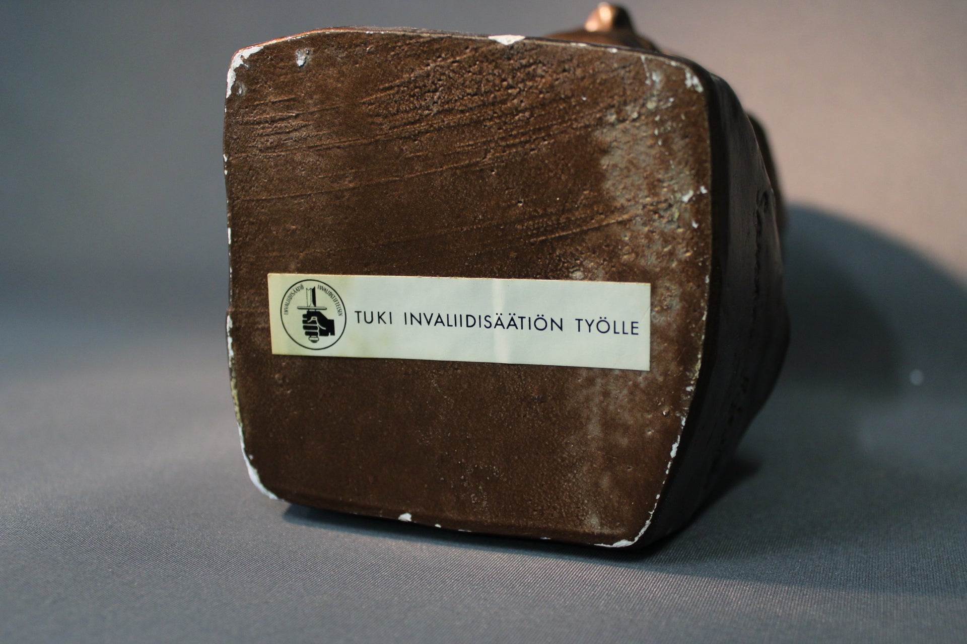 Patsaan pohjassa tarra “Tuki Invalidisäätiön työlle”