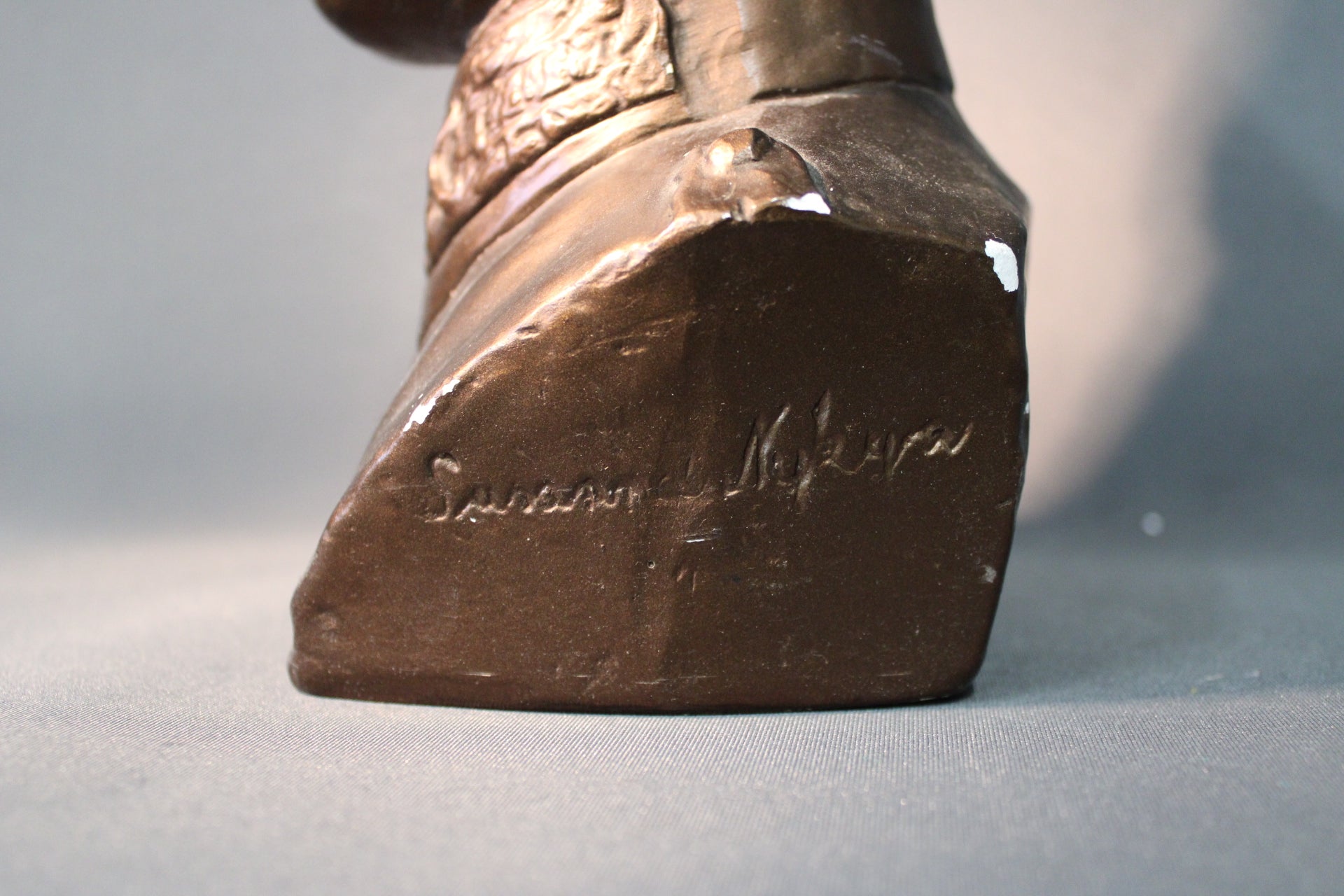 Signeeraus Susanna Nykyri Mannerheim-patsaan kyljessä