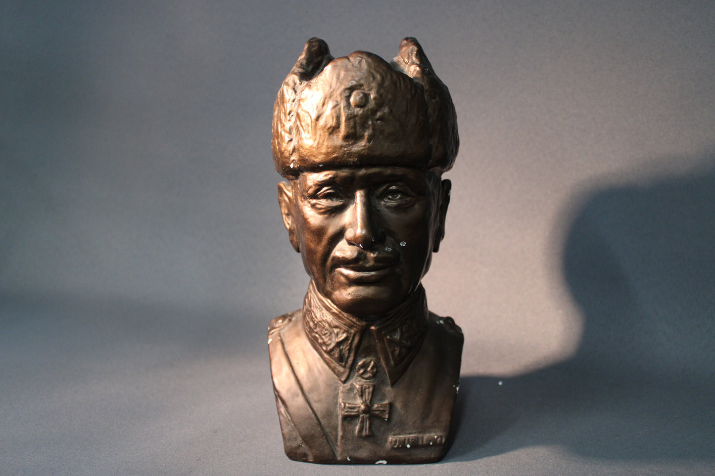 Mannerheim kipsipatsas, Susanna Nykyri signeerattu, edestä kuvattuna