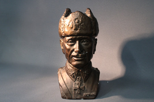 Mannerheim kipsipatsas, Susanna Nykyri signeerattu, edestä kuvattuna