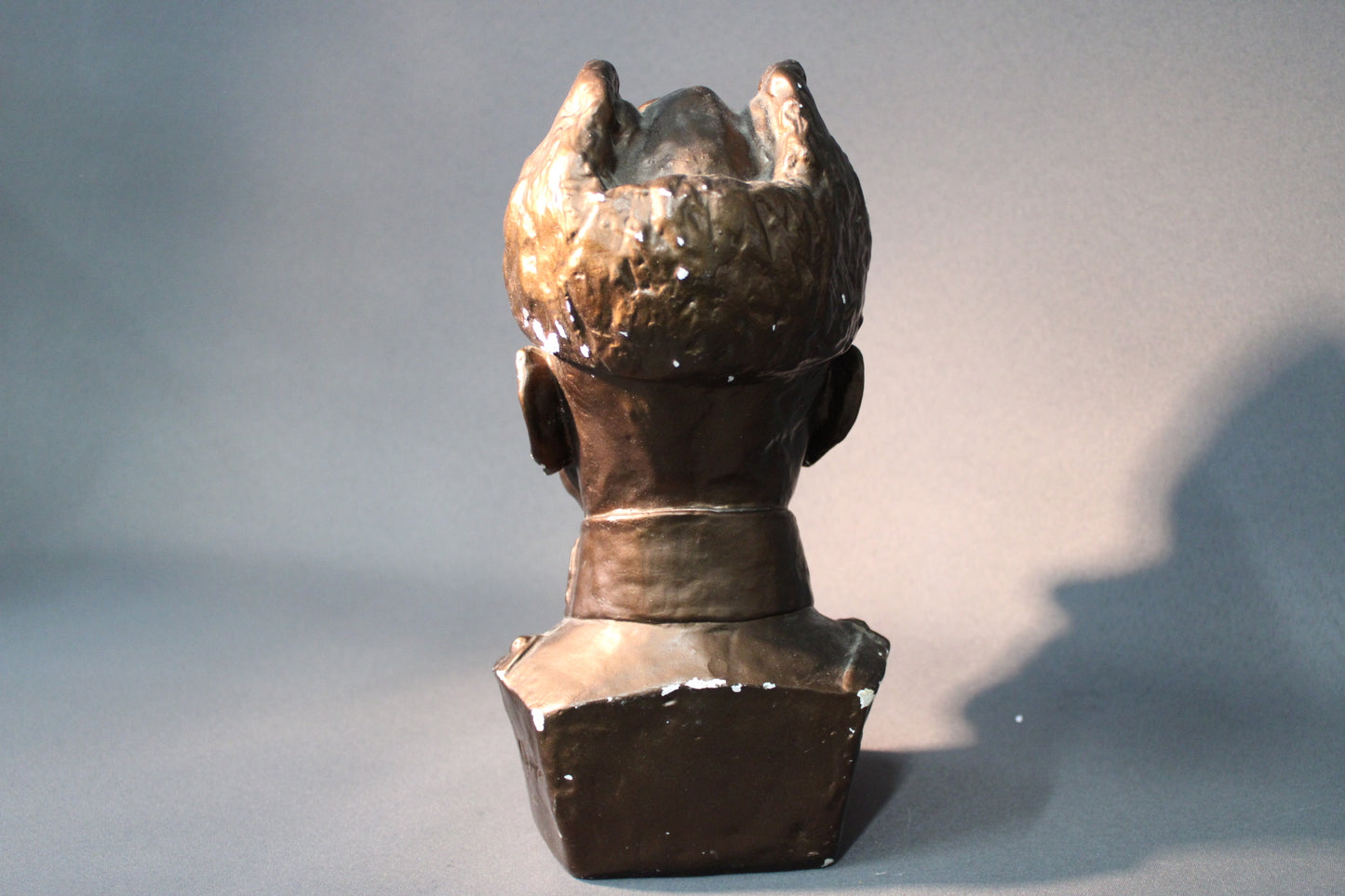 Mannerheim kipsipatsas, takanäkymä, pronssinvärinen pinta