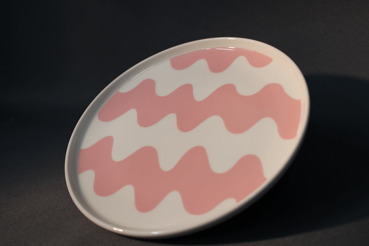 Marimekko Oiva Lokki -lautanen viistosta kuvattuna