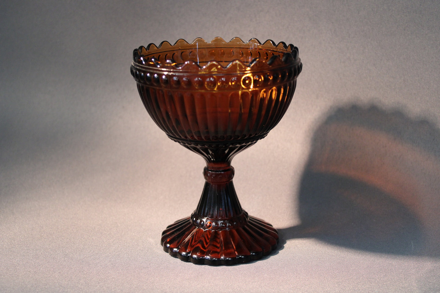 Marimekko Mariskooli, meripihkanruskea lasi, silkkitarralla, etukuva