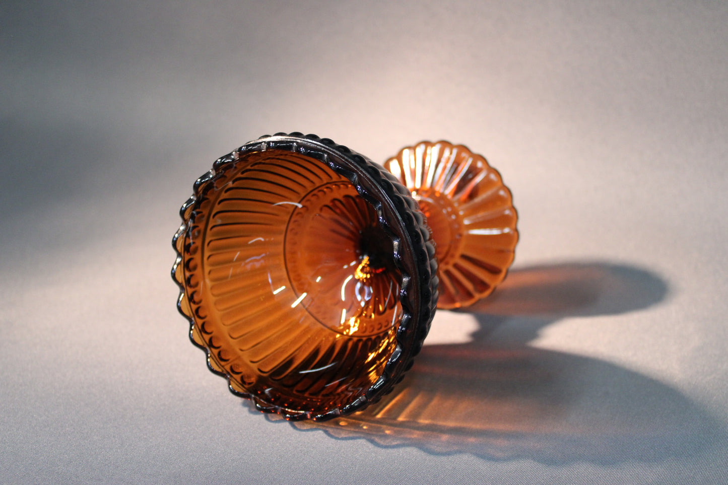 Marimekko Mariskooli, ruskea lasi, ylhäältä kuvattuna harmaalla taustalla