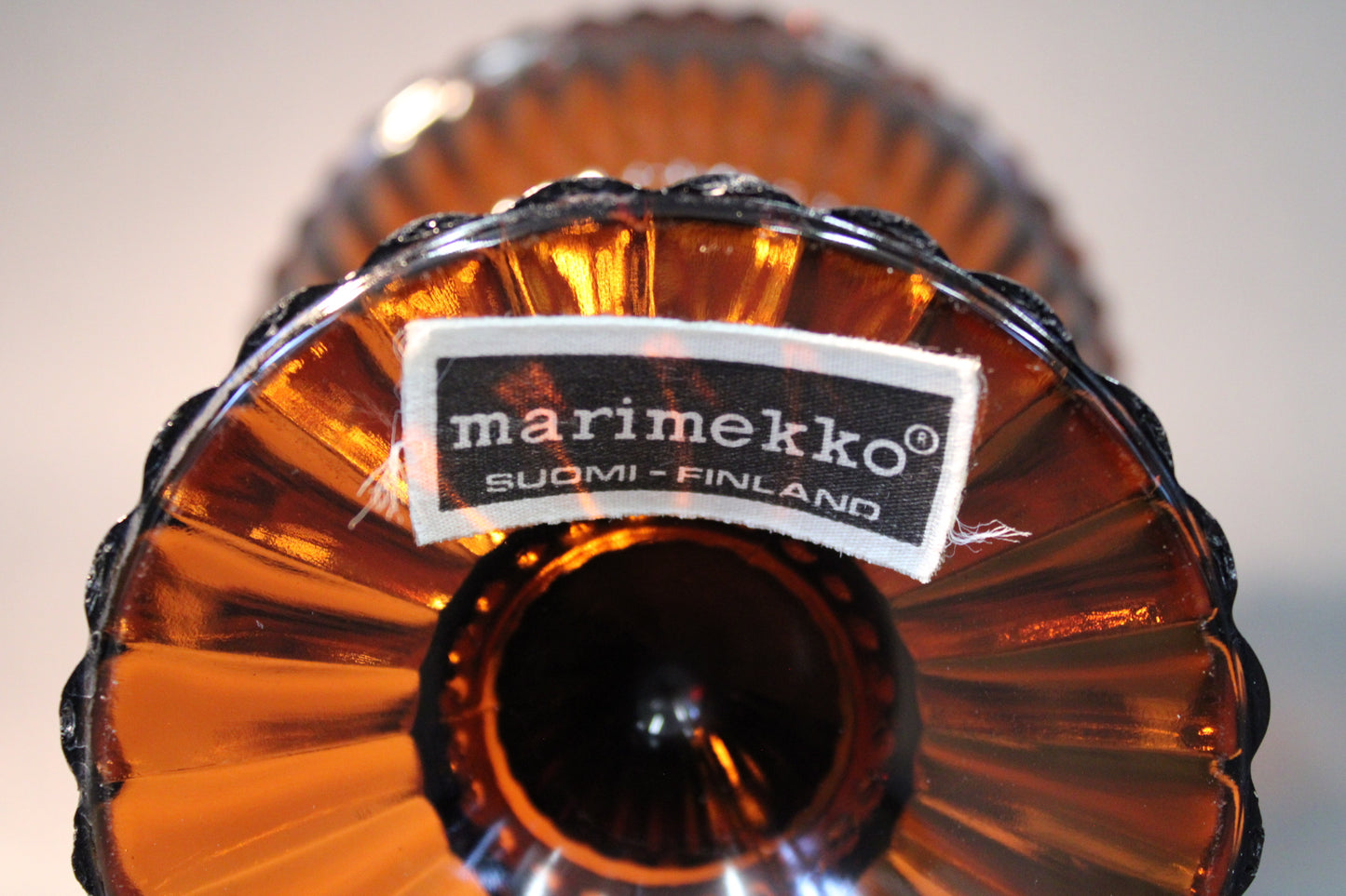 Marimekko Mariskooli, silkkitarra pohjassa, Suomi–Finland-teksti lähikuvassa