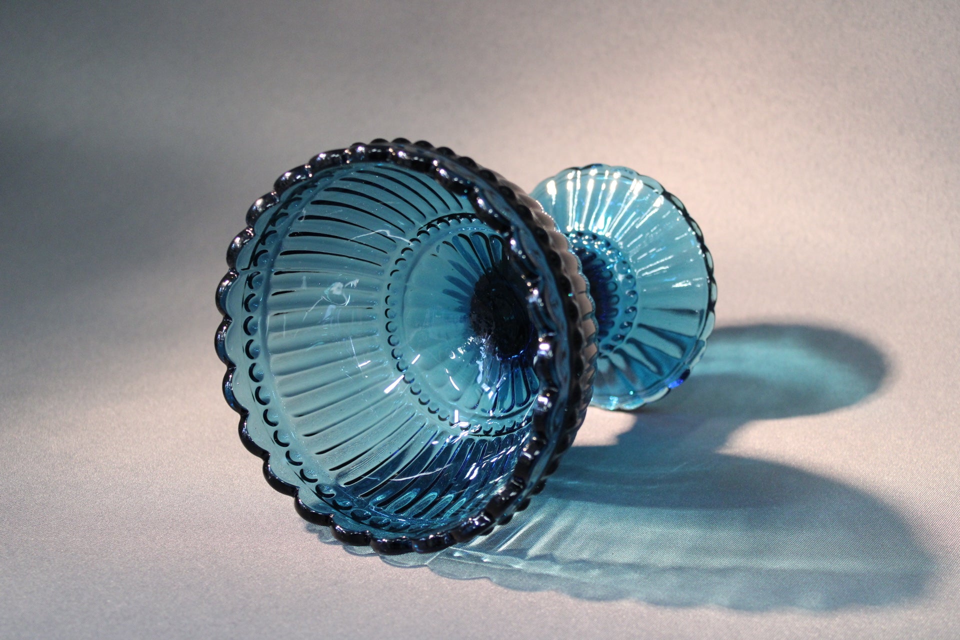 Marimekko Mariskooli, turkoosin sininen, kuvattuna ylhäältä harmaalla taustalla