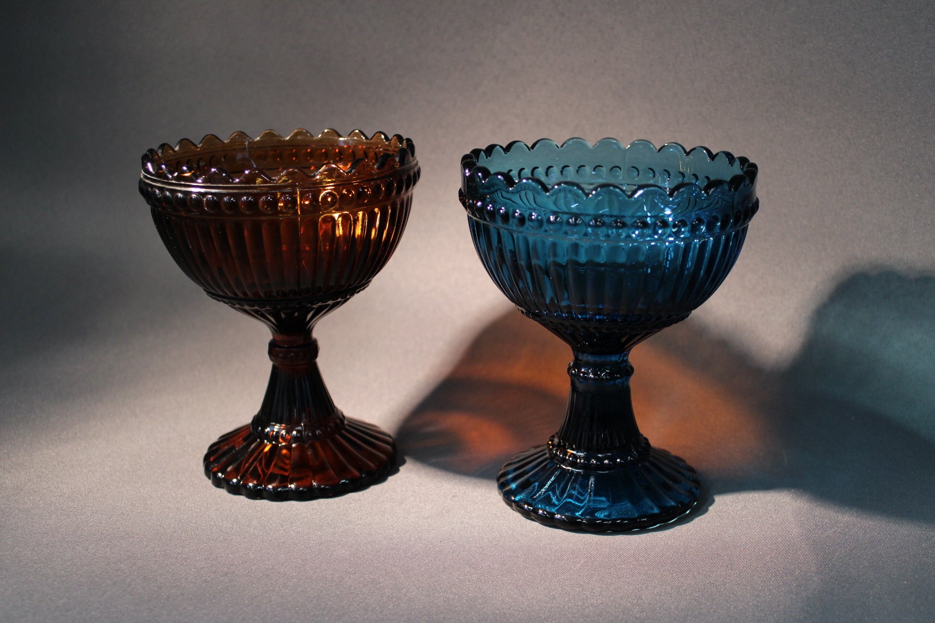 Marimekko Mariskooli, turkoosin sininen ja meripihkanruskea malja vierekkäin