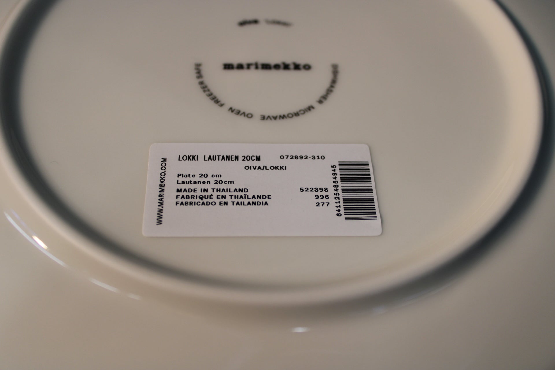 Marimekko Oiva Lokki -lautasen pohjamerkintä ja tuotetarra