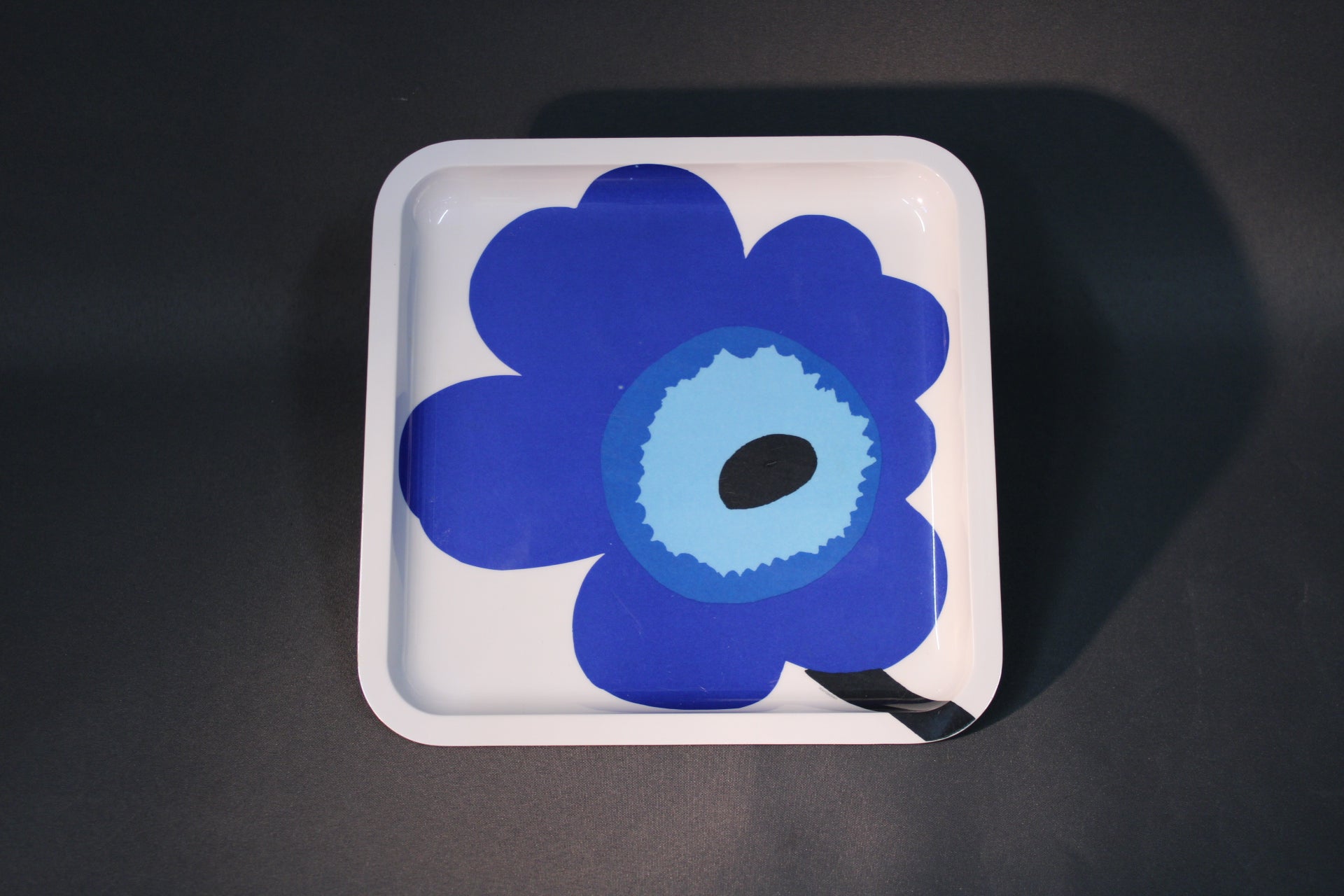 Marimekko Unikko -melamiininen tarjoilulautanen sinivalkoisena