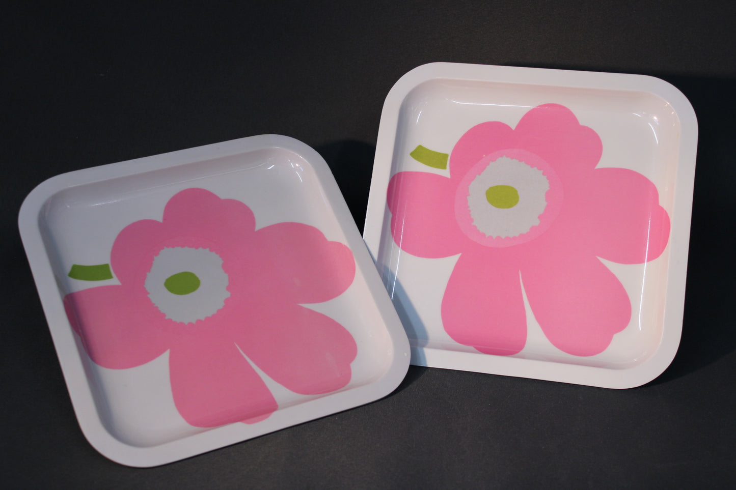 Marimekko Unikko melamiini tarjoilulautaset eri kokoina vierekkäin