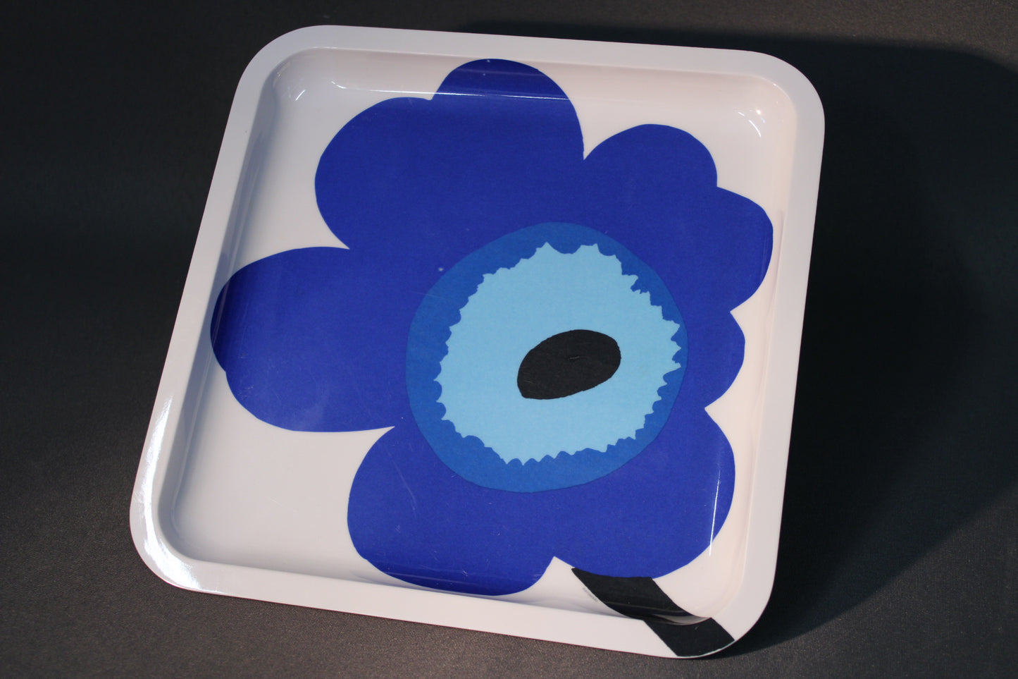 Marimekko Unikko melamiini tarjoilulautanen viistosta kuvattuna