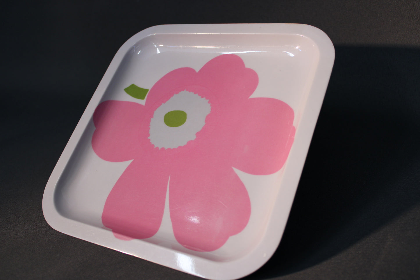 Marimekko vaaleanpunainen Unikko melamiini tarjoilulautanen viistosta kuvattuna