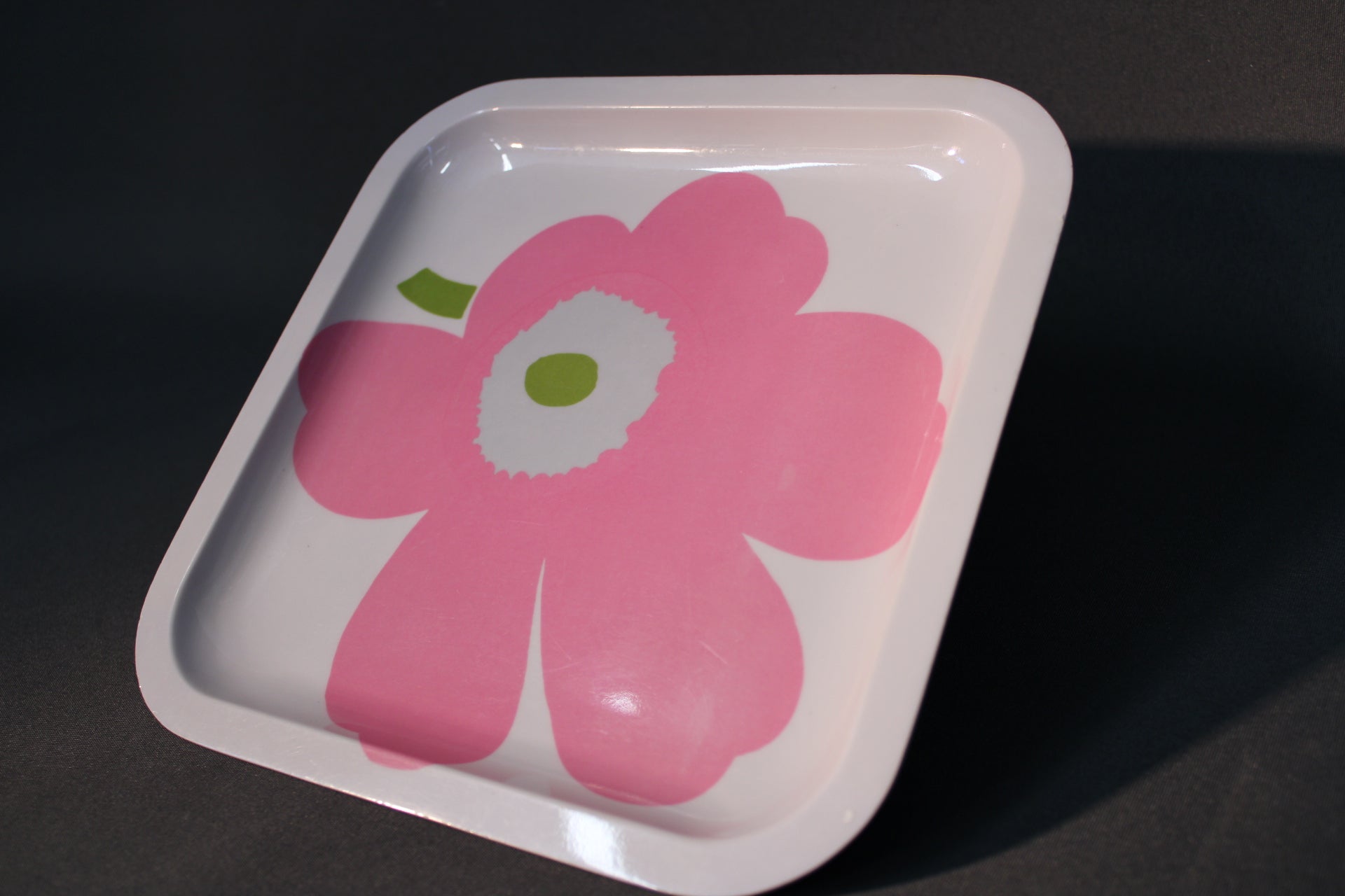 Marimekko vaaleanpunainen Unikko melamiini tarjoilulautanen viistosta kuvattuna