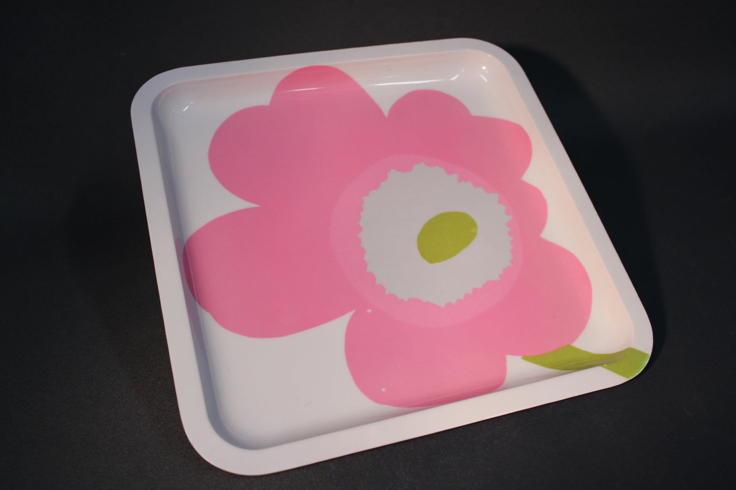 Marimekko vaaleanpunainen Unikko melamiini tarjoilulautanen viistosta