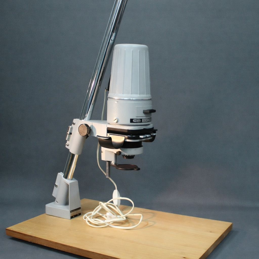 Meopta Axomat 3 pimiökäyttöön, kokokuva