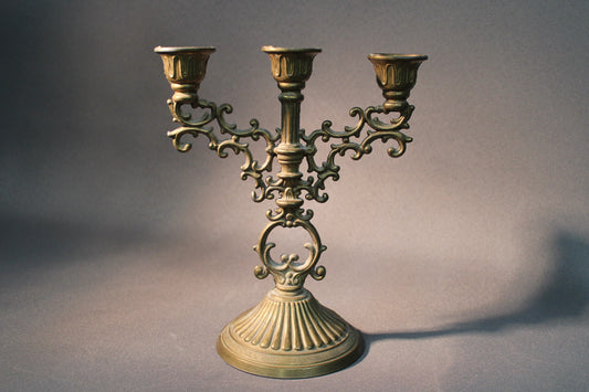 Messinkinen kolmihaarainen kynttelikkö, koristeellinen vintage-malli, patinoitu messinki