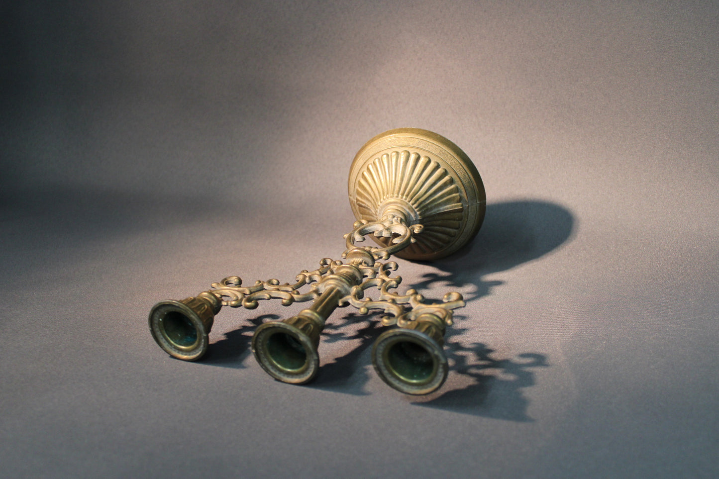 Vanha messinkinen kynttelikkö, yksityiskohtaiset koristekuviot ja jalusta