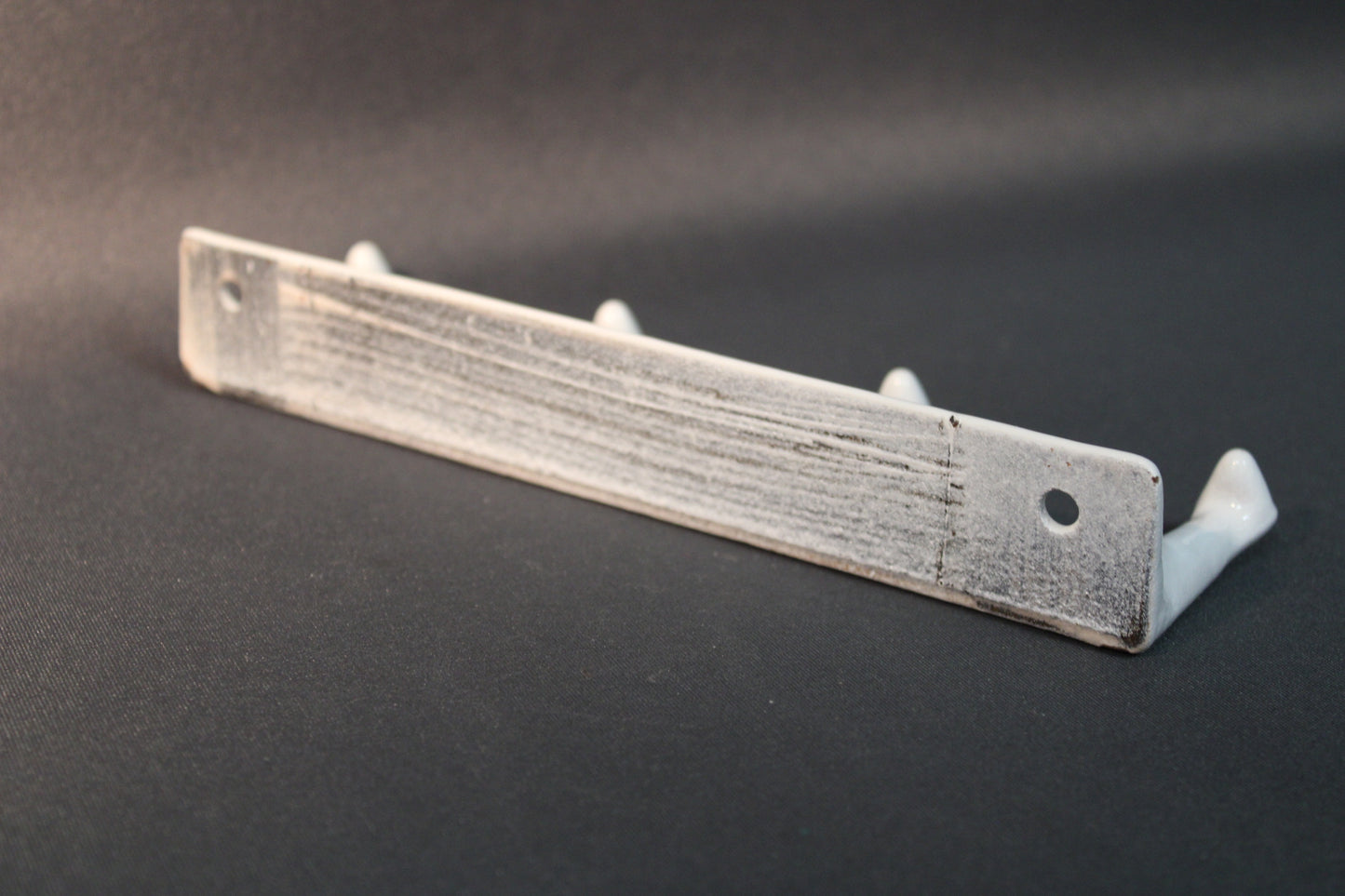 Kaksi valkoista emalinaulakkoa viidellä koukulla, setti 2 kpl