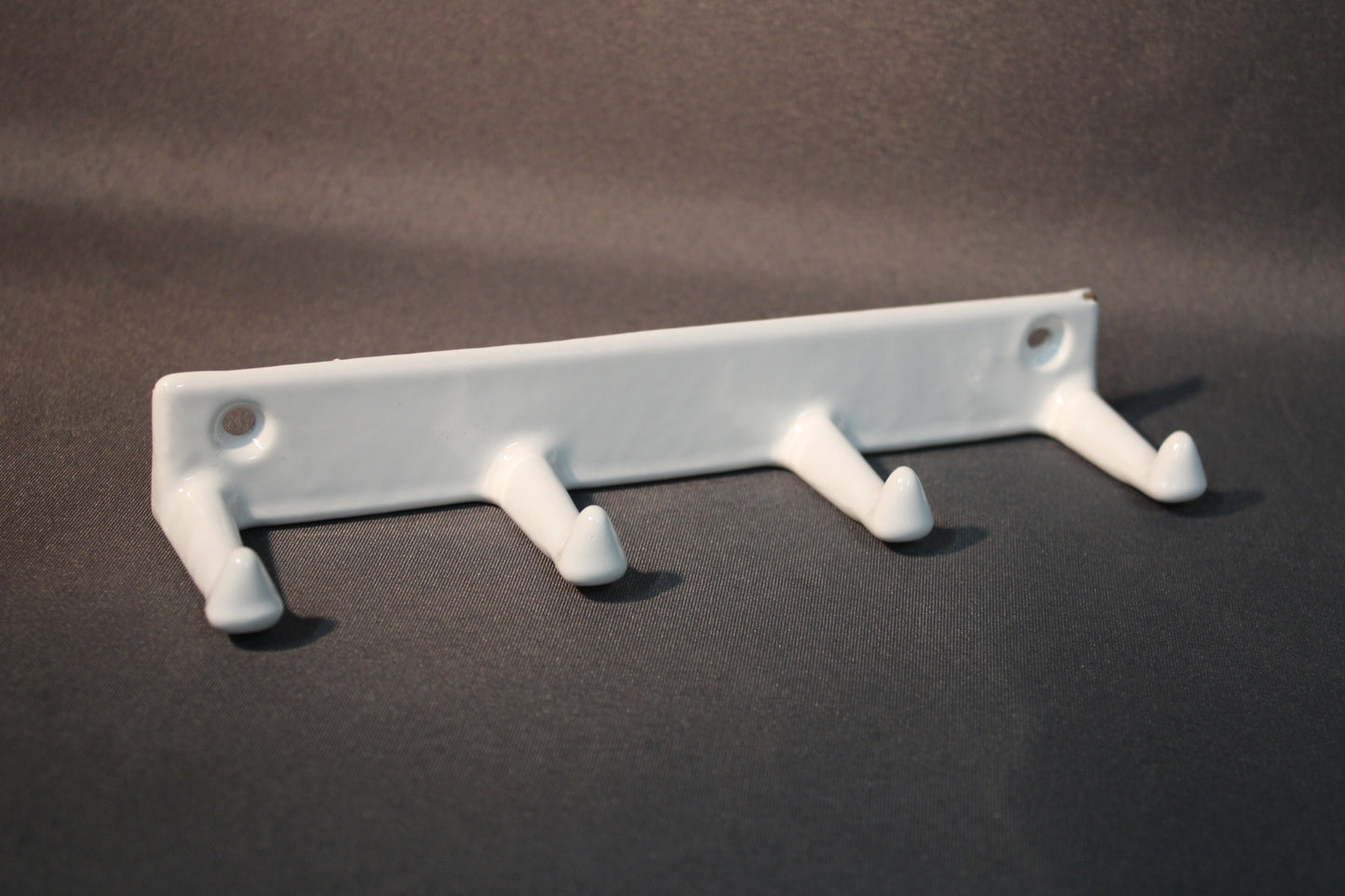 Emaloidun metallinaulakon koukut lähikuvassa