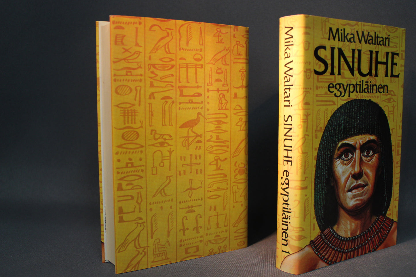 Sinuhe egyptiläinen Waltari, kaksiosainen painos, selkämykset