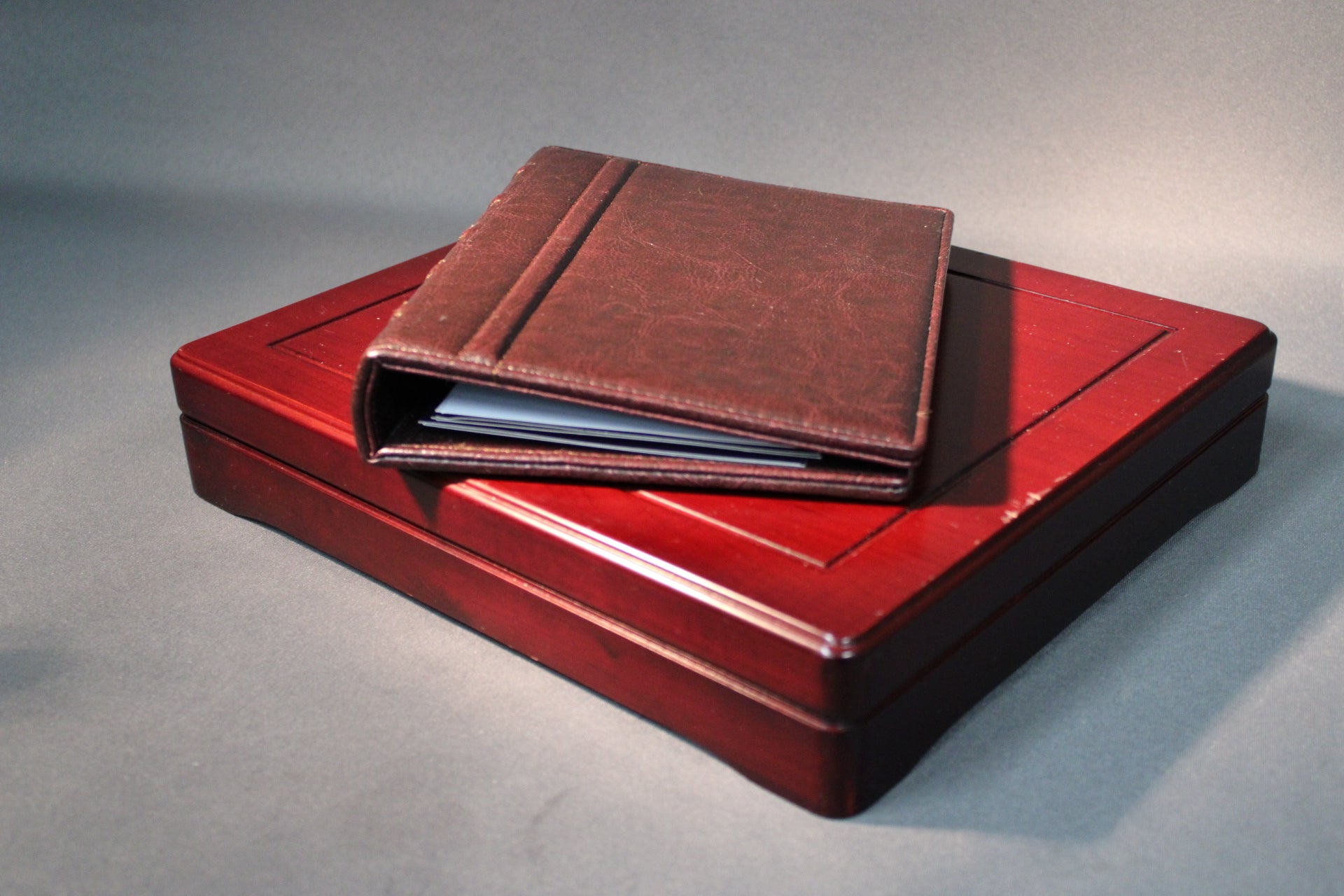 Muumit hopeamitalikokoelma alkuperäinen puinen säilytysrasia