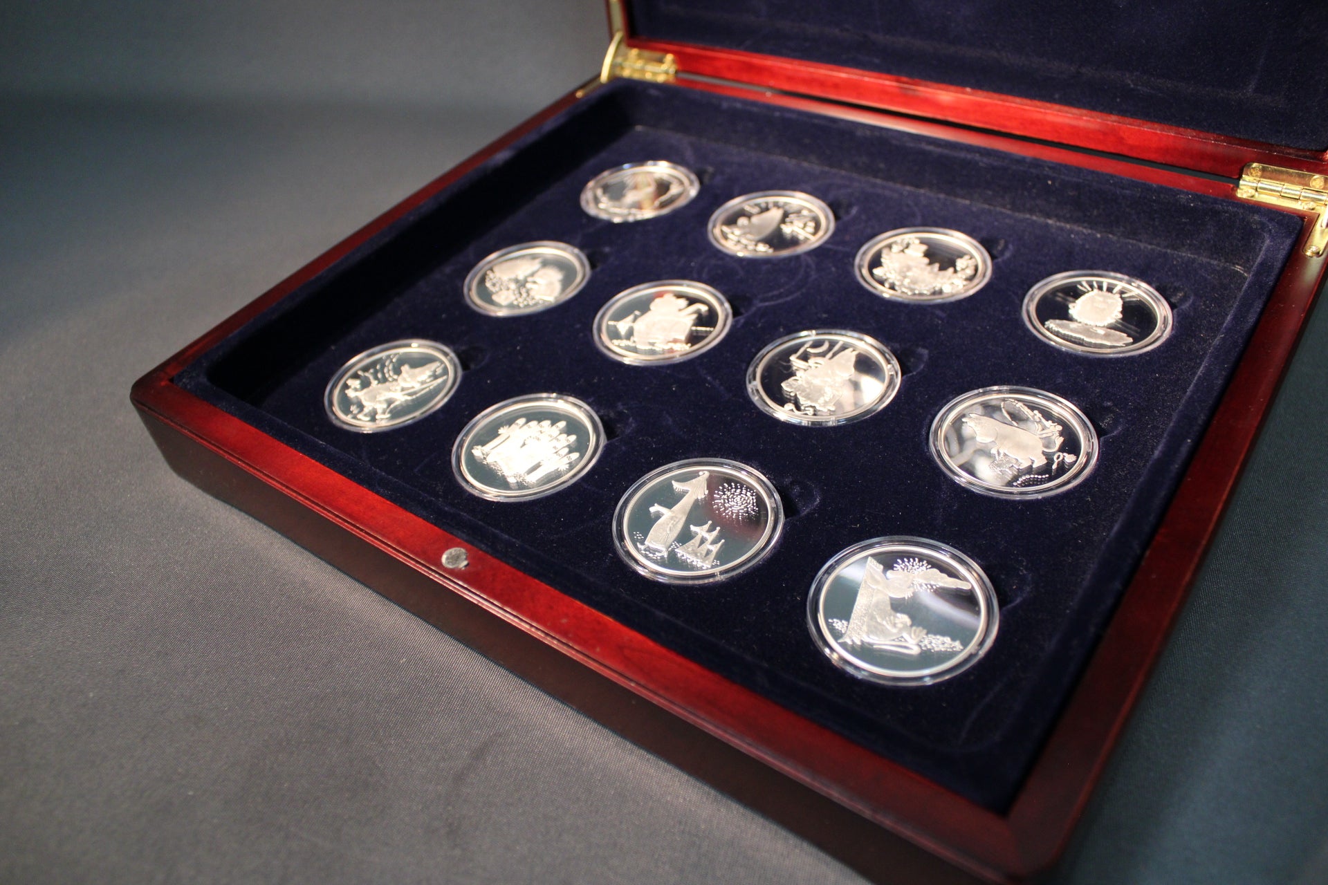 Muumit hopeamitalit 925 proof, täydellinen 12 osan kokoelma