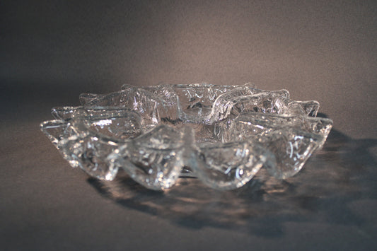 Muurla Jääkide tuikkualusta, kirkas jääpintainen lasialusta edestä kuvattuna.