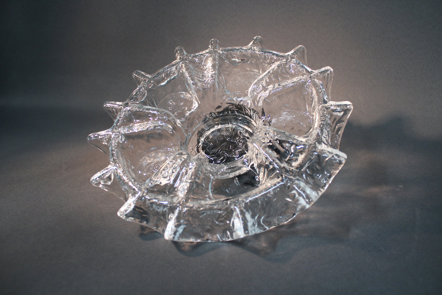 Muurla Jääkide tuikkualusta, yläpuolelta kuvattu muoto ja kynttiläpesä