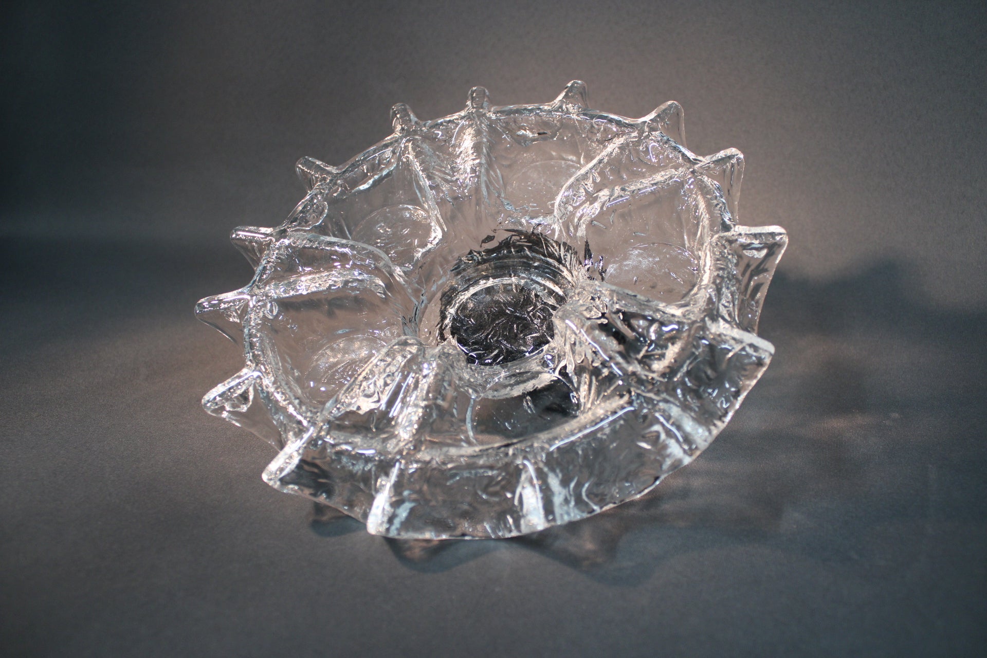 Muurla Jääkide tuikkualusta, yläpuolelta kuvattu muoto ja kynttiläpesä