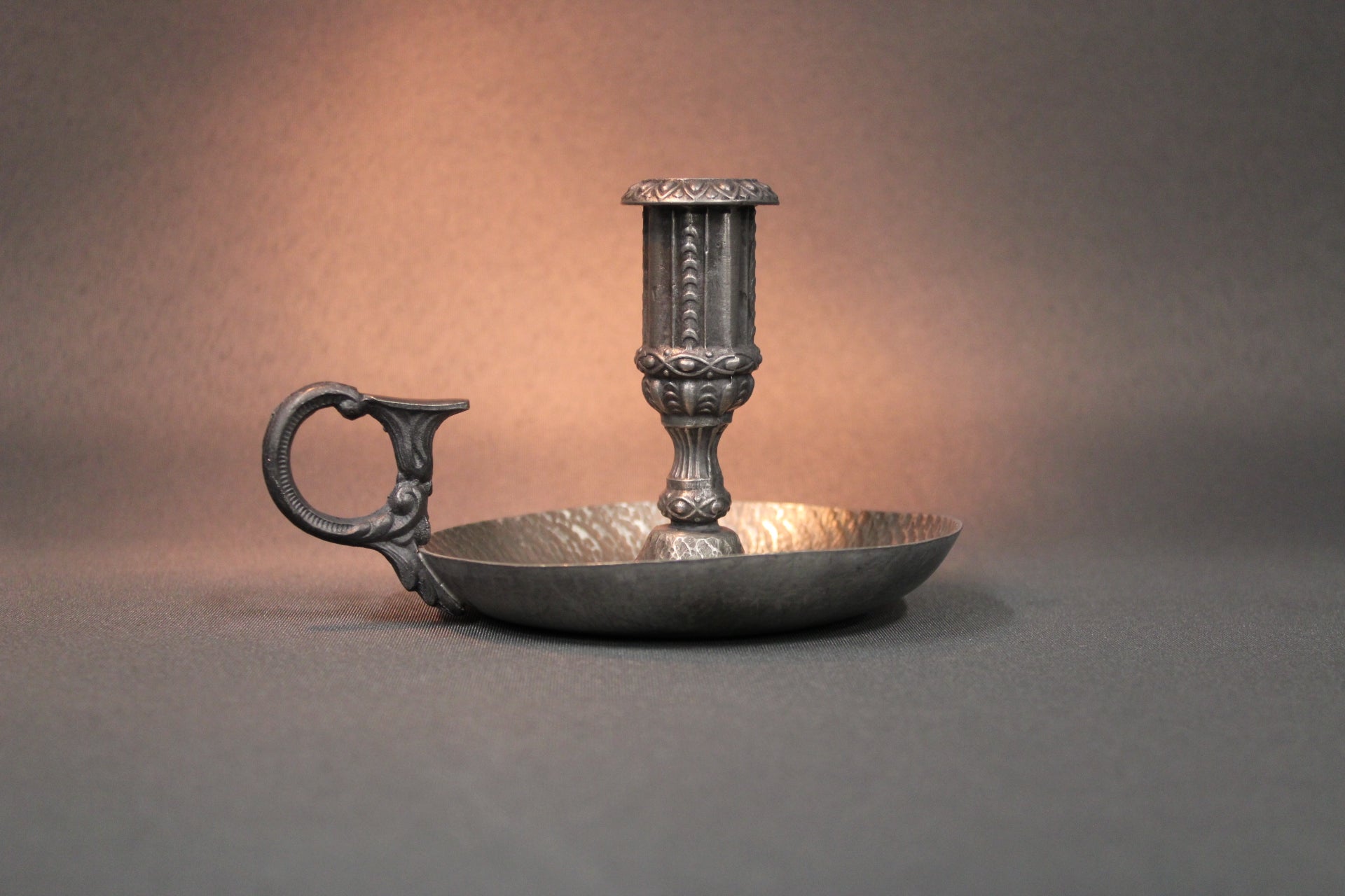 Norsk Tinn kynttilänjalka, pewter-metalli, vintage, koristeellinen varsi ja vasaroitu lautanen