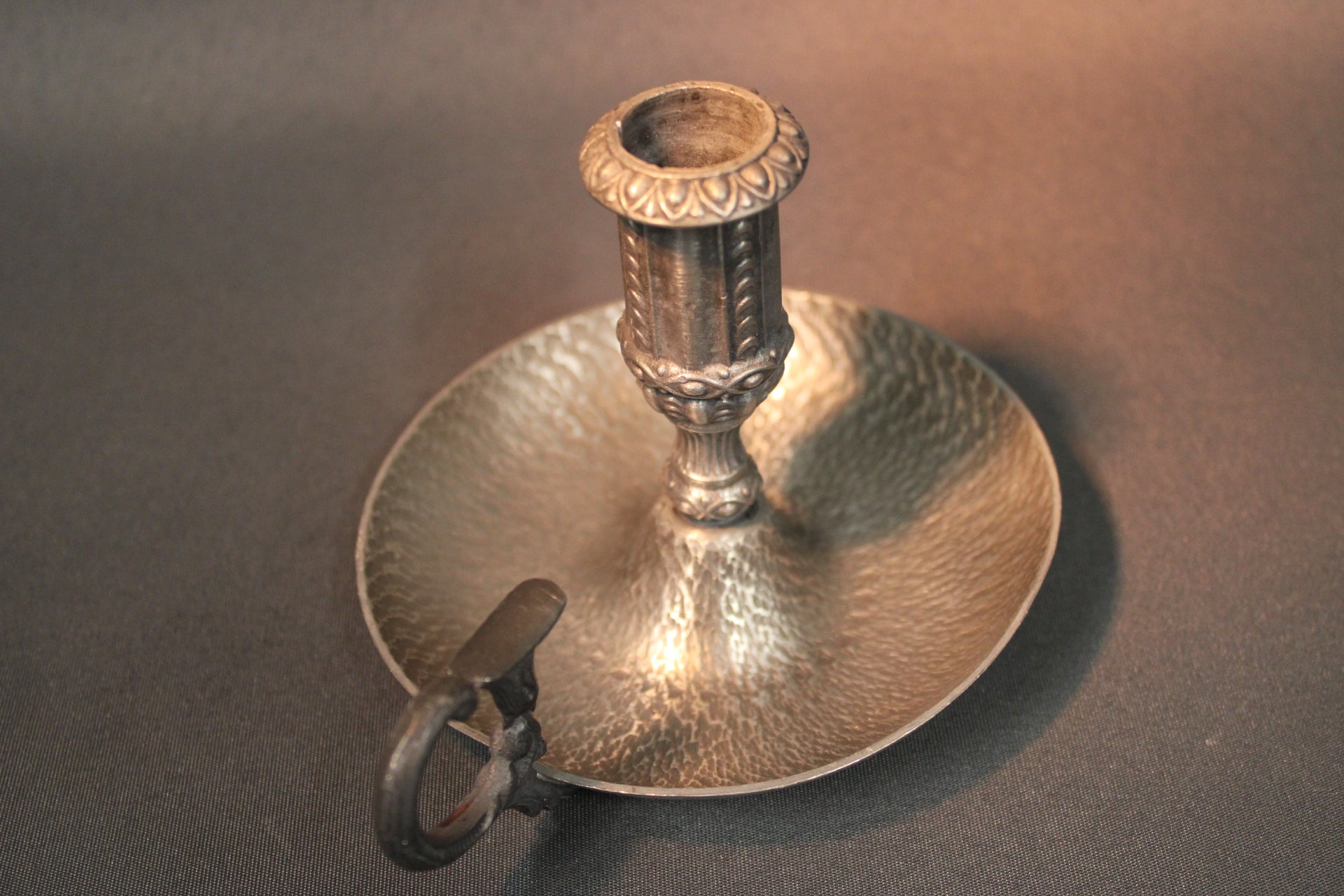 Norsk Tinn pewter kynttilänjalka, ylhäältä kuvattuna, koristeellinen kahva ja metallipinta