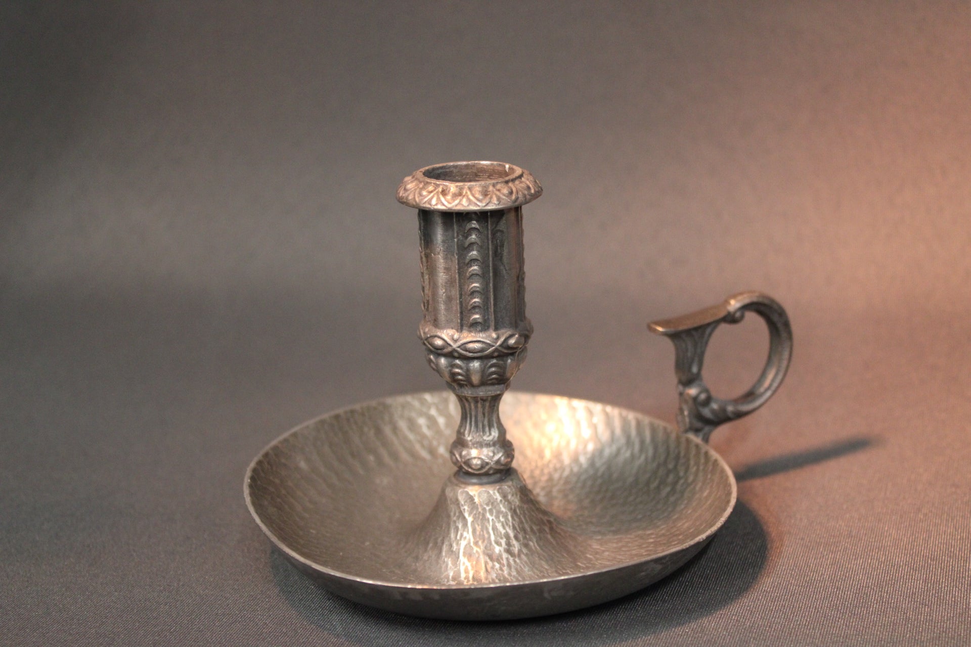 Norsk Tinn kynttilänjalka, pohjaleima Norsk Tinn Pewter, vintage-metalliesine