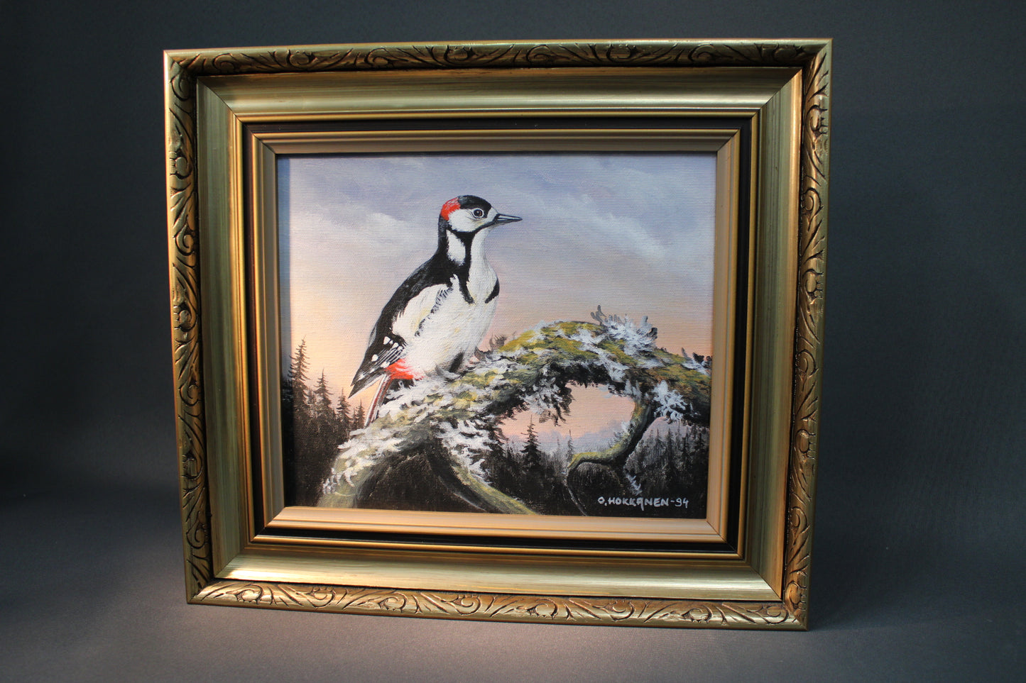 Öljyvärimaalaus palokärjestä oksalla, O. Hokkanen 1994, kultakehys