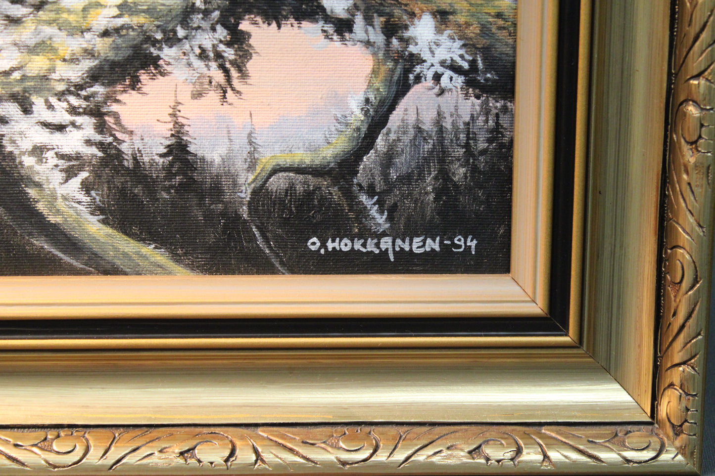 O. Hokkanen signeeraus, vuoden 1994 maalaus, yksityiskohta teoksesta