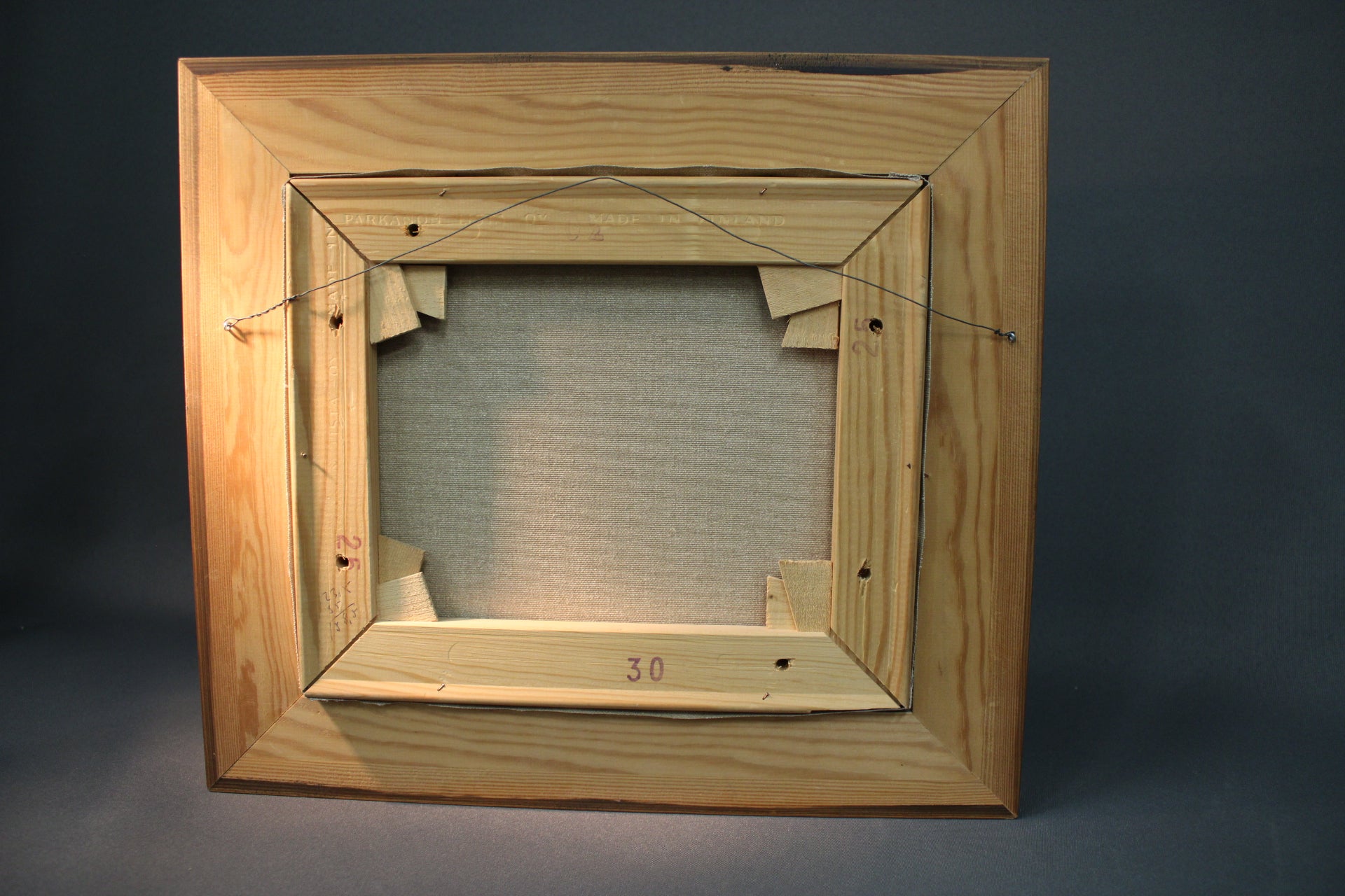 Taulun takapuoli, puukehykset ja ripustuslanka, O. Hokkanen maalaus 1994