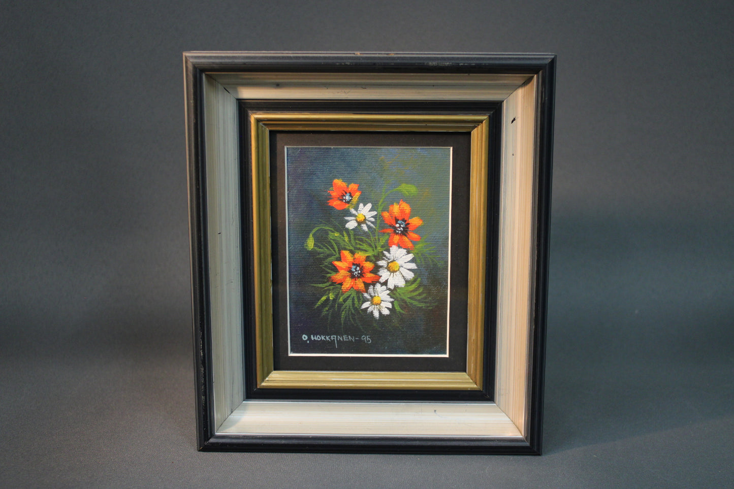 O. Hokkanen öljyvärimaalaus 1995, oranssi ja valkoinen kukkakimppu, vintage-kehys.