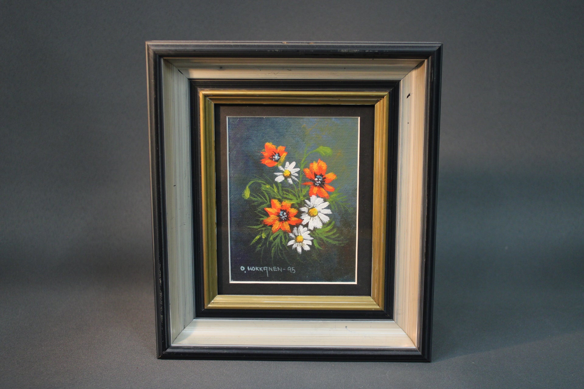O. Hokkanen öljyvärimaalaus 1995, oranssi ja valkoinen kukkakimppu, vintage-kehys.