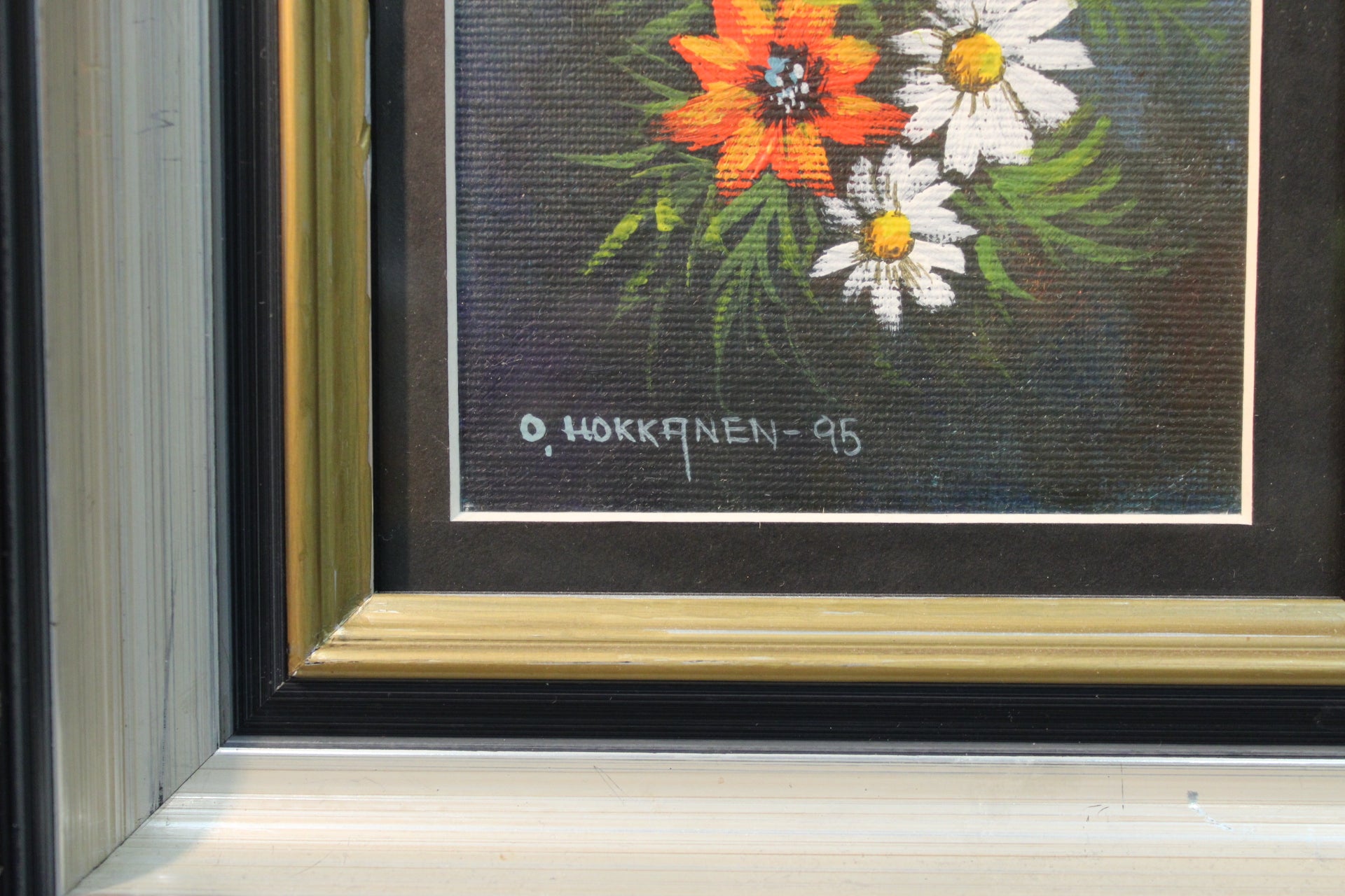 O. Hokkanen signeeraus 1995, yksityiskohta kukkamaalauksesta.