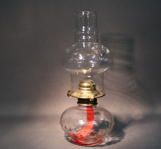 Kirkas kuplalasinen öljylamppu messinkisellä polttimella, vintage