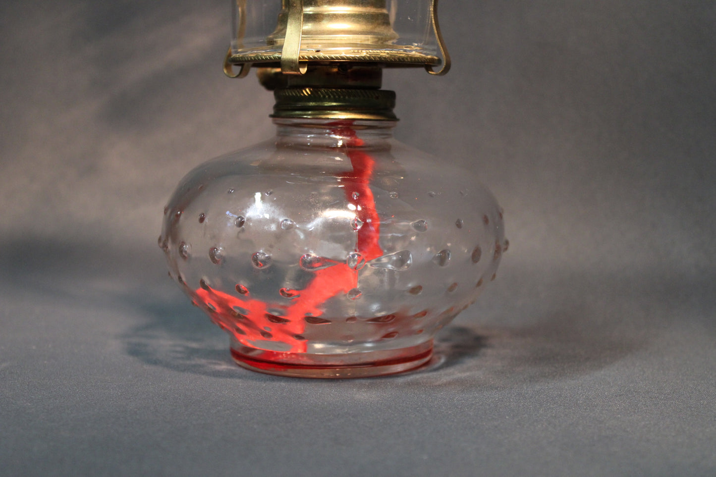 Öljylampun kuplalasinen säiliö ja punainen sydänlanka, vintage