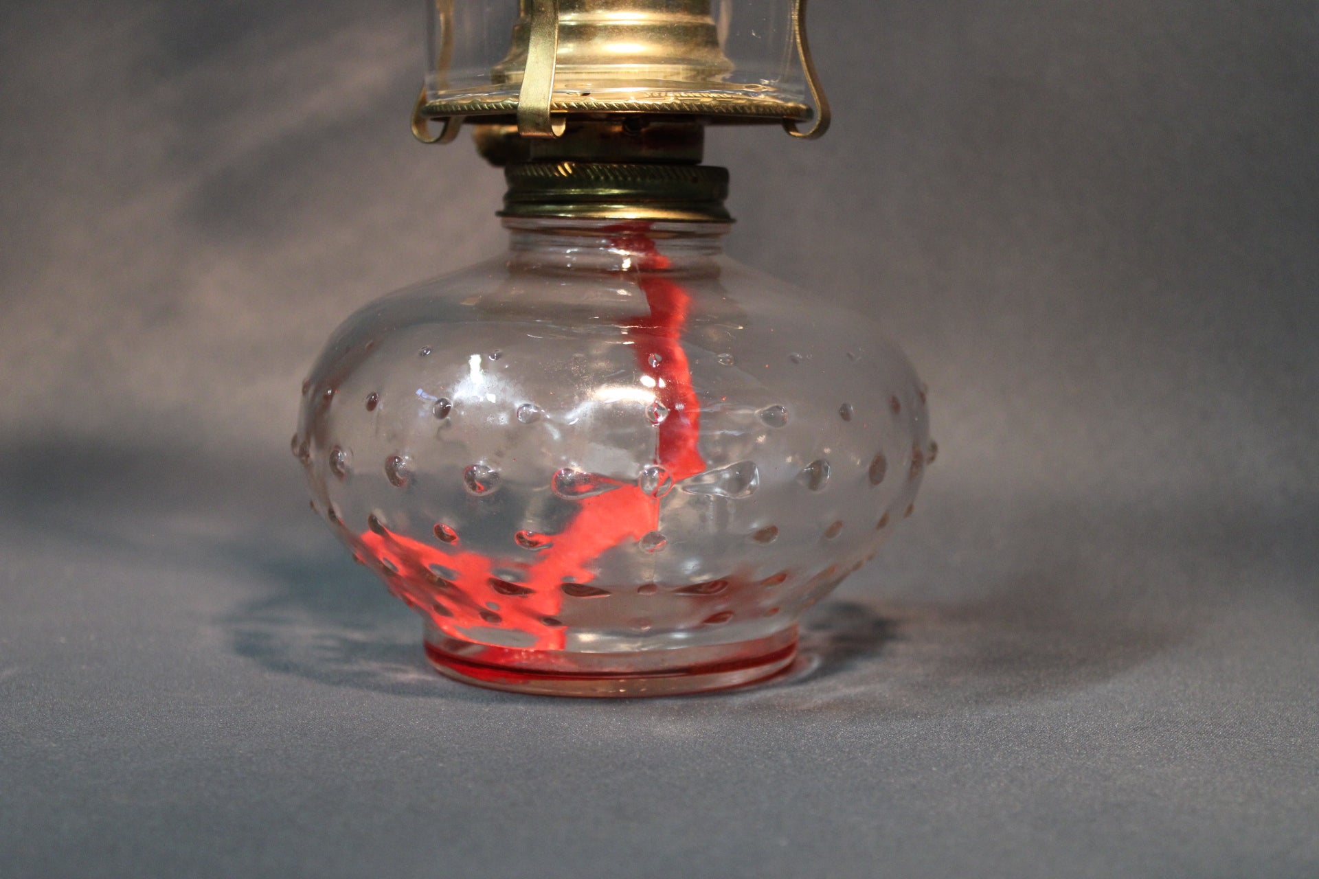 Öljylampun kuplalasinen säiliö ja punainen sydänlanka, vintage
