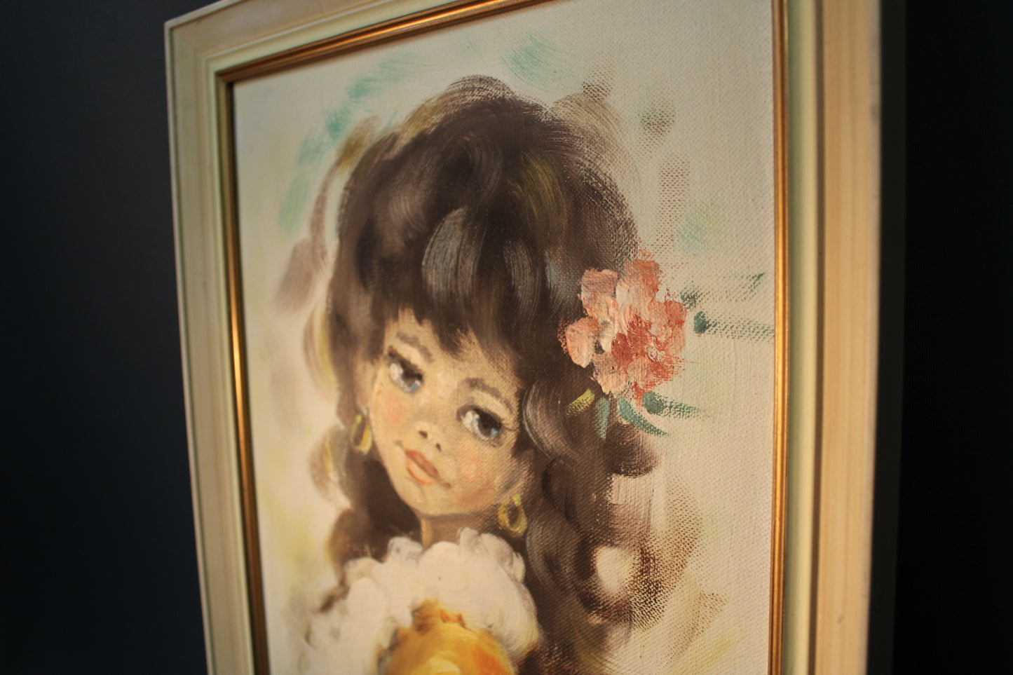 Kehystetty vintage-öljyvärimaalaus vaaleilla puukehyksillä