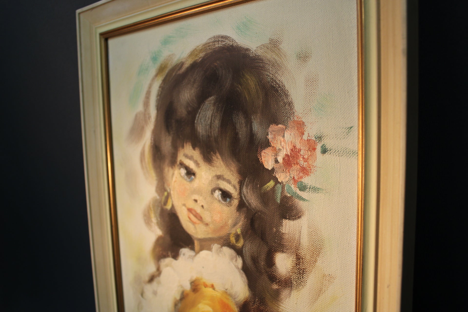 Kehystetty vintage-öljyvärimaalaus vaaleilla puukehyksillä