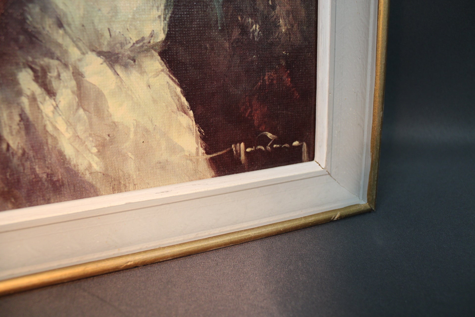 Öljyvärimaalaus tyttö ja kissa, kehysten kulumat, puukehys