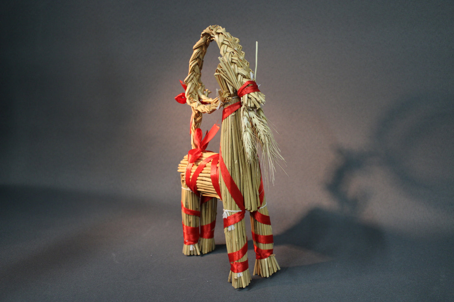 Olkipukki, perinteinen suomalainen joulukoriste punaisilla nauhoilla