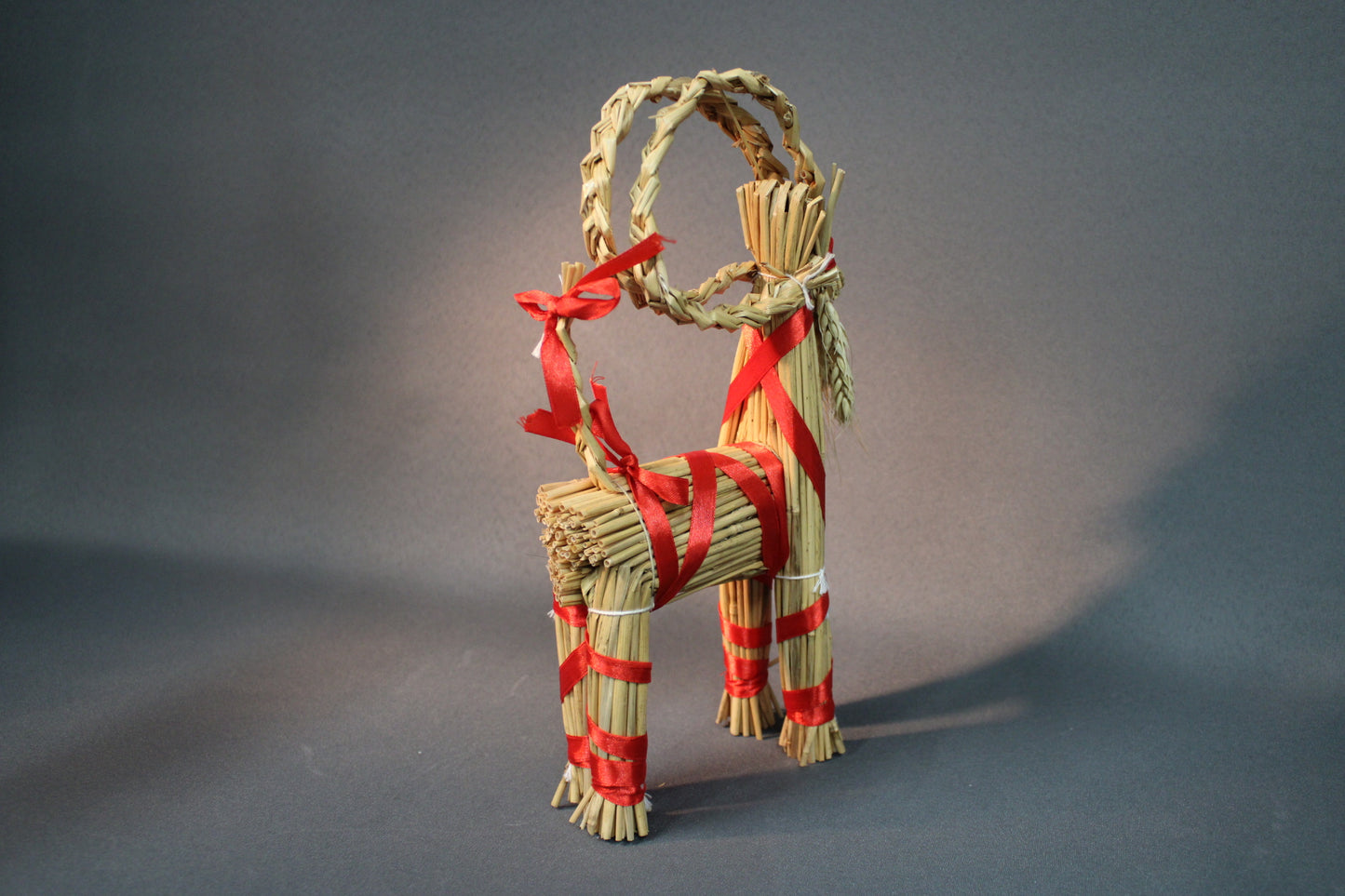 Olkipukki takaapäin, käsityönä tehty suomalainen joulukoriste