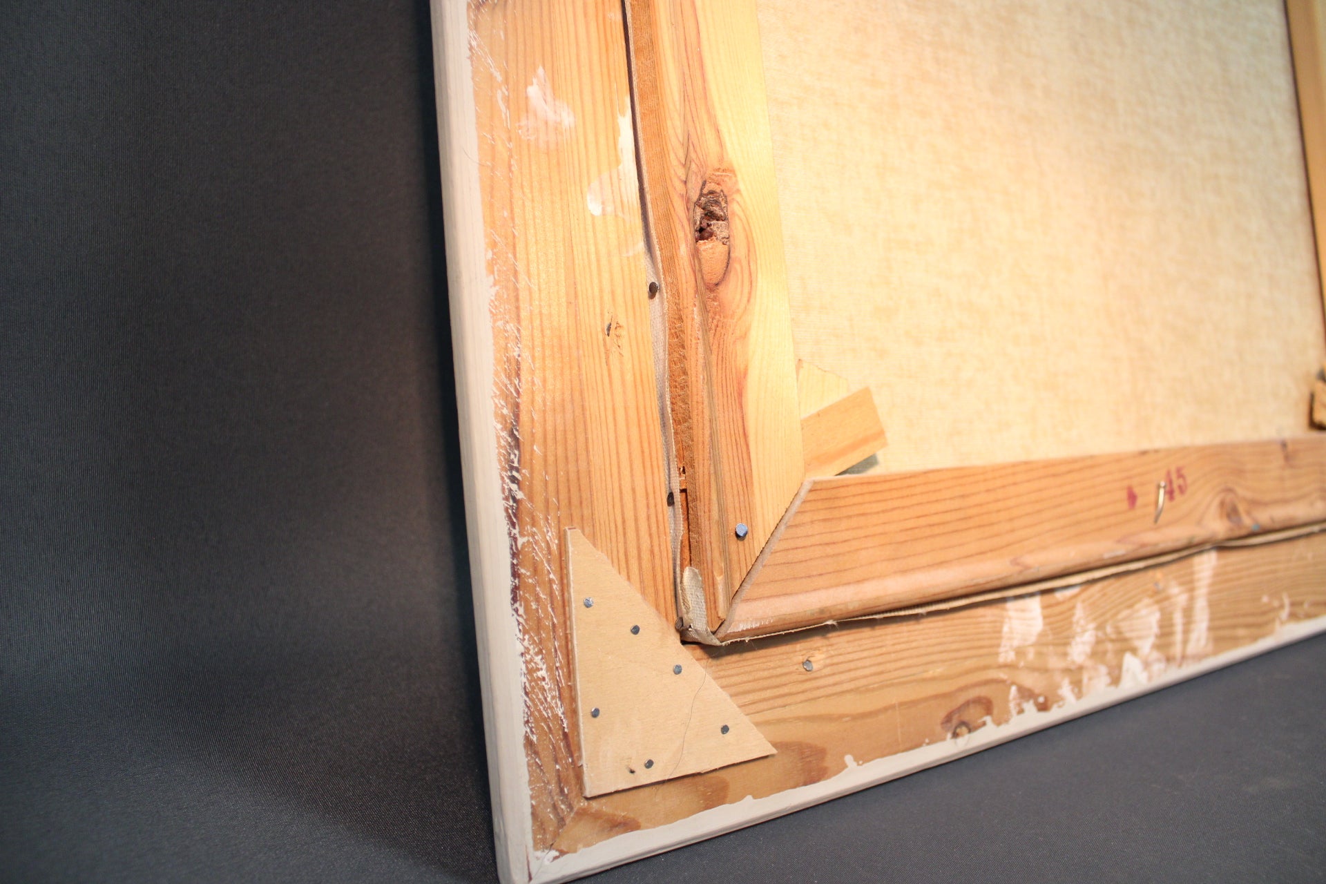 Onkipojat-taulun vaalea puukehys ja rakenne