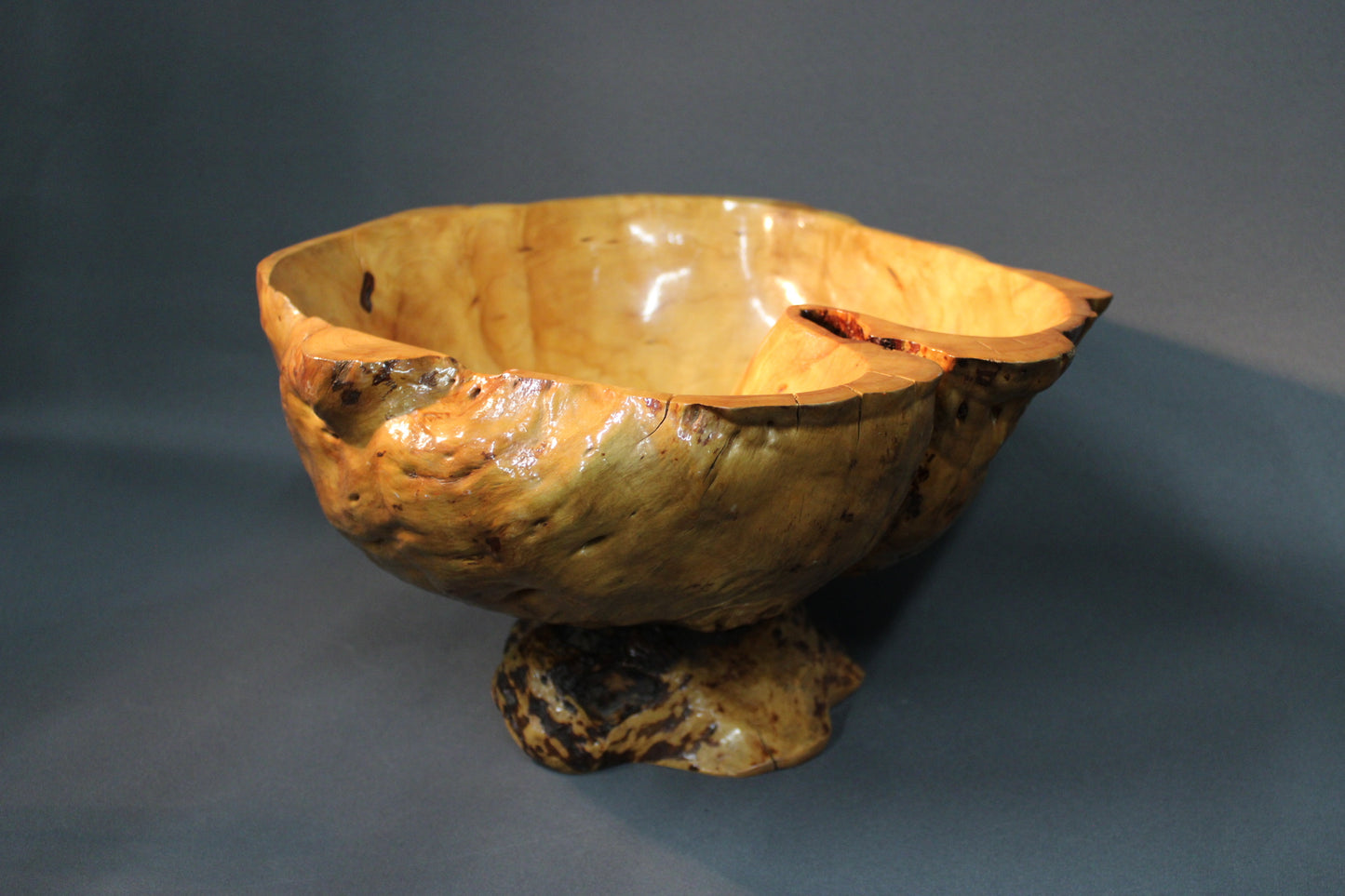 Käsintehty pahkakulho jalustalla, luonnonmuotoinen koristevati edestä kuvattuna