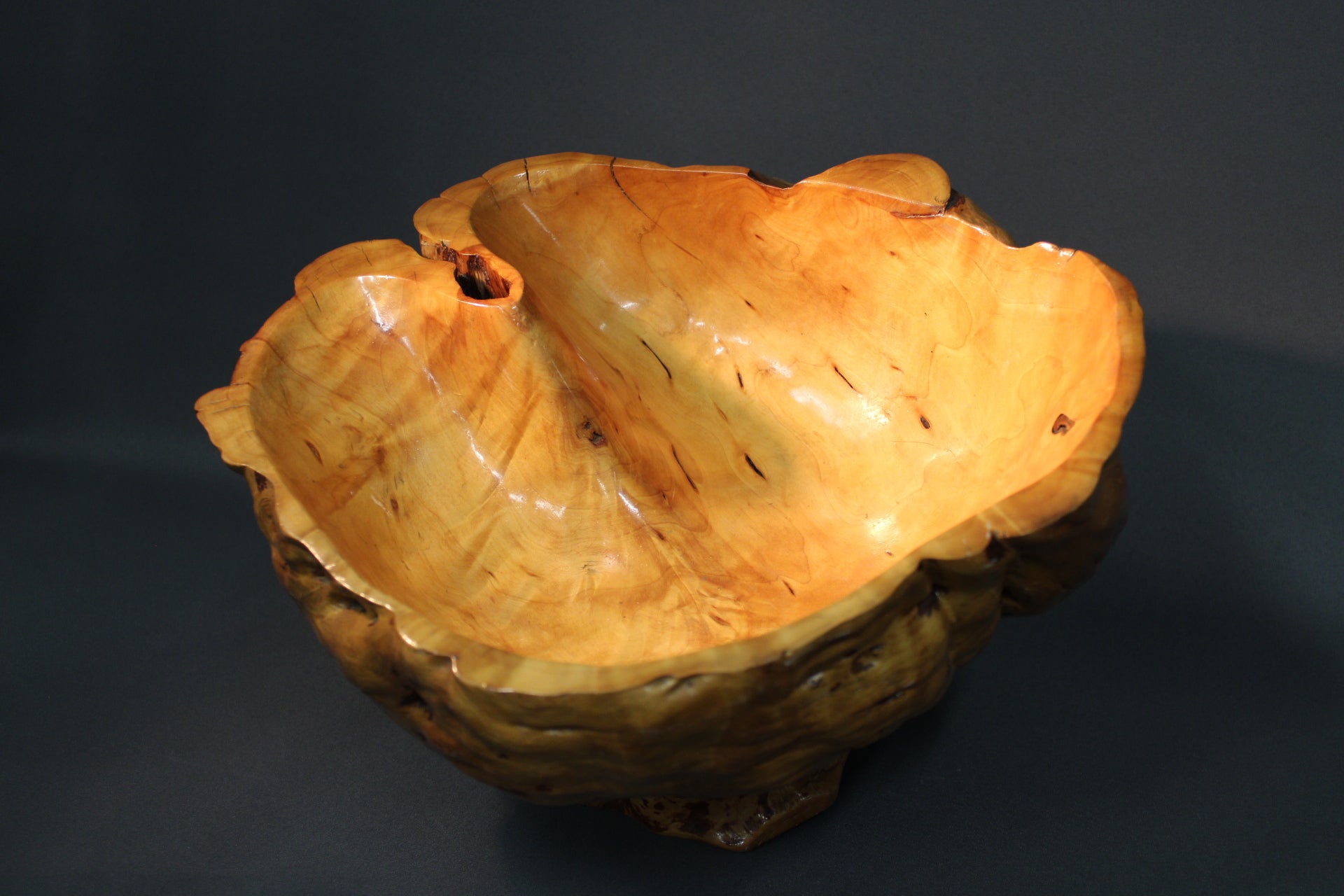 Pahkakulho sisältä päin – lakattu kiiltävä puupinta