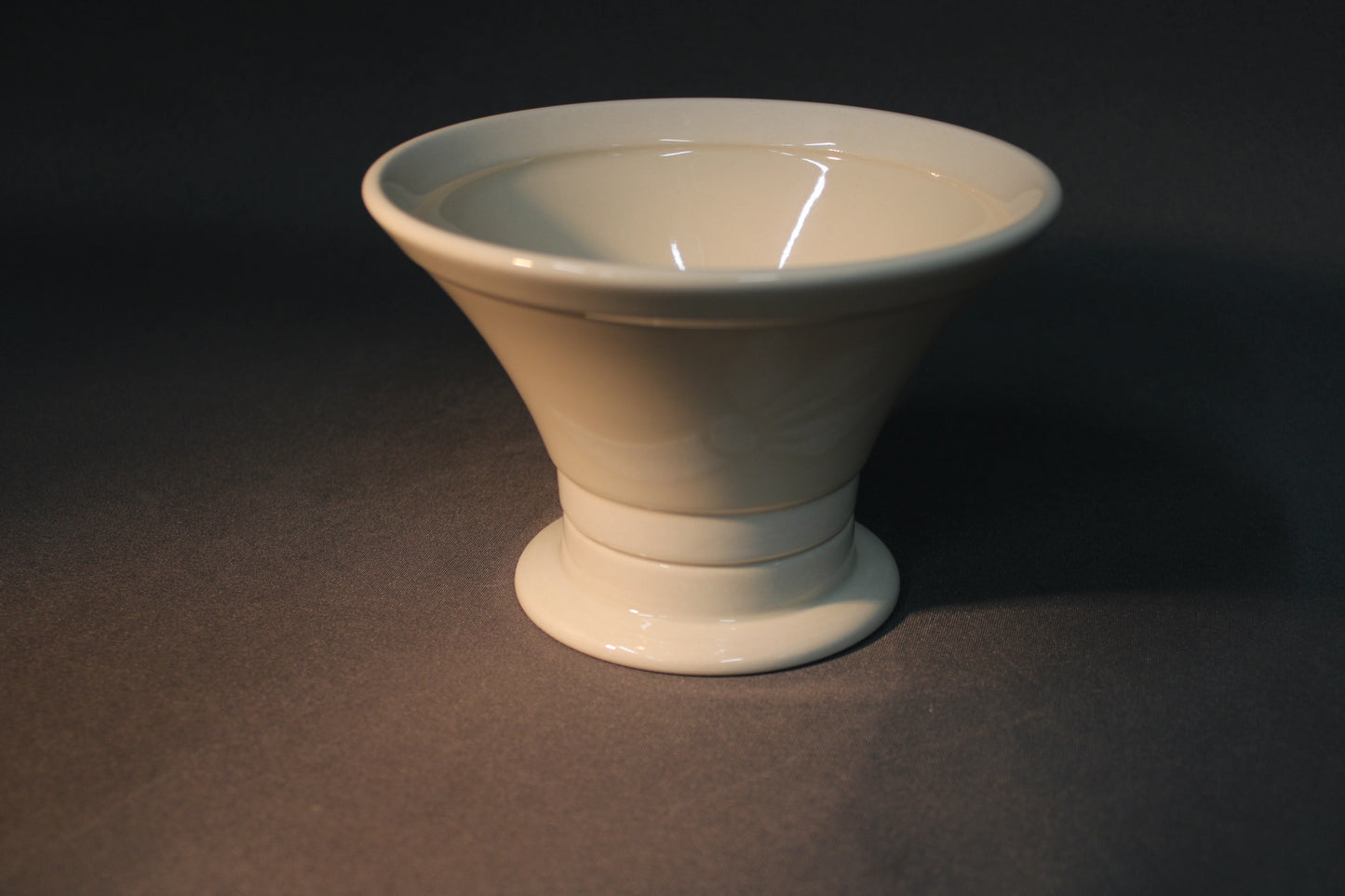 Pentik Vanilja jalallinen kulho sivusta kuvattuna, vaalea keramiikka